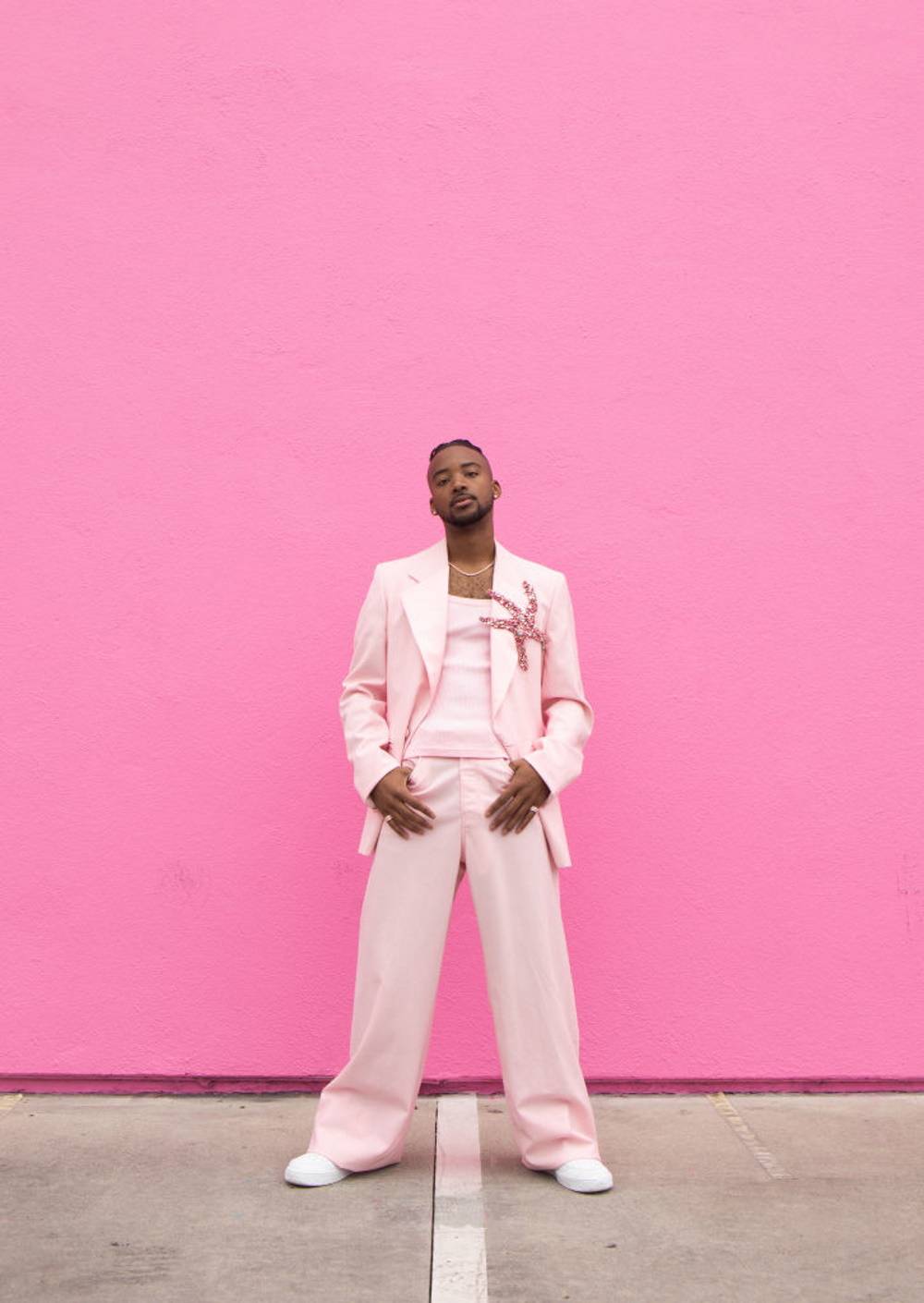 Algee Smith w komplecie Versace (Fot. Getty Images)