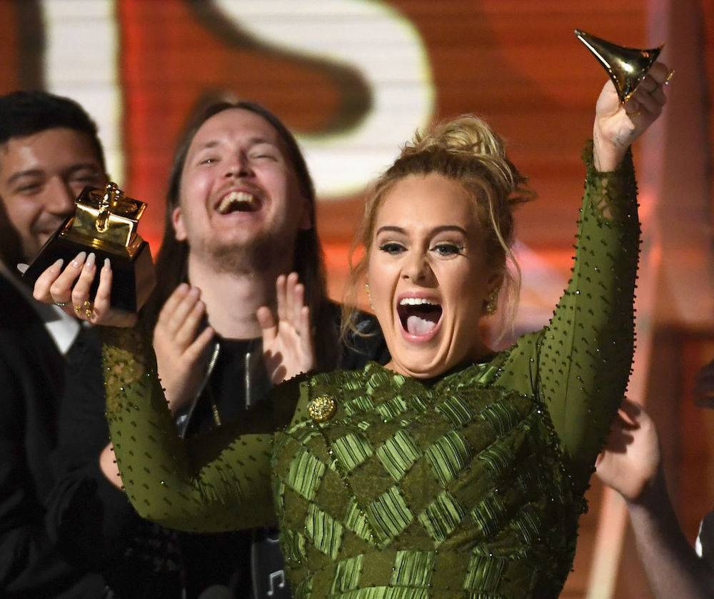 Adele cieszy się ze zwycięstwa (Fot. Getty Images)