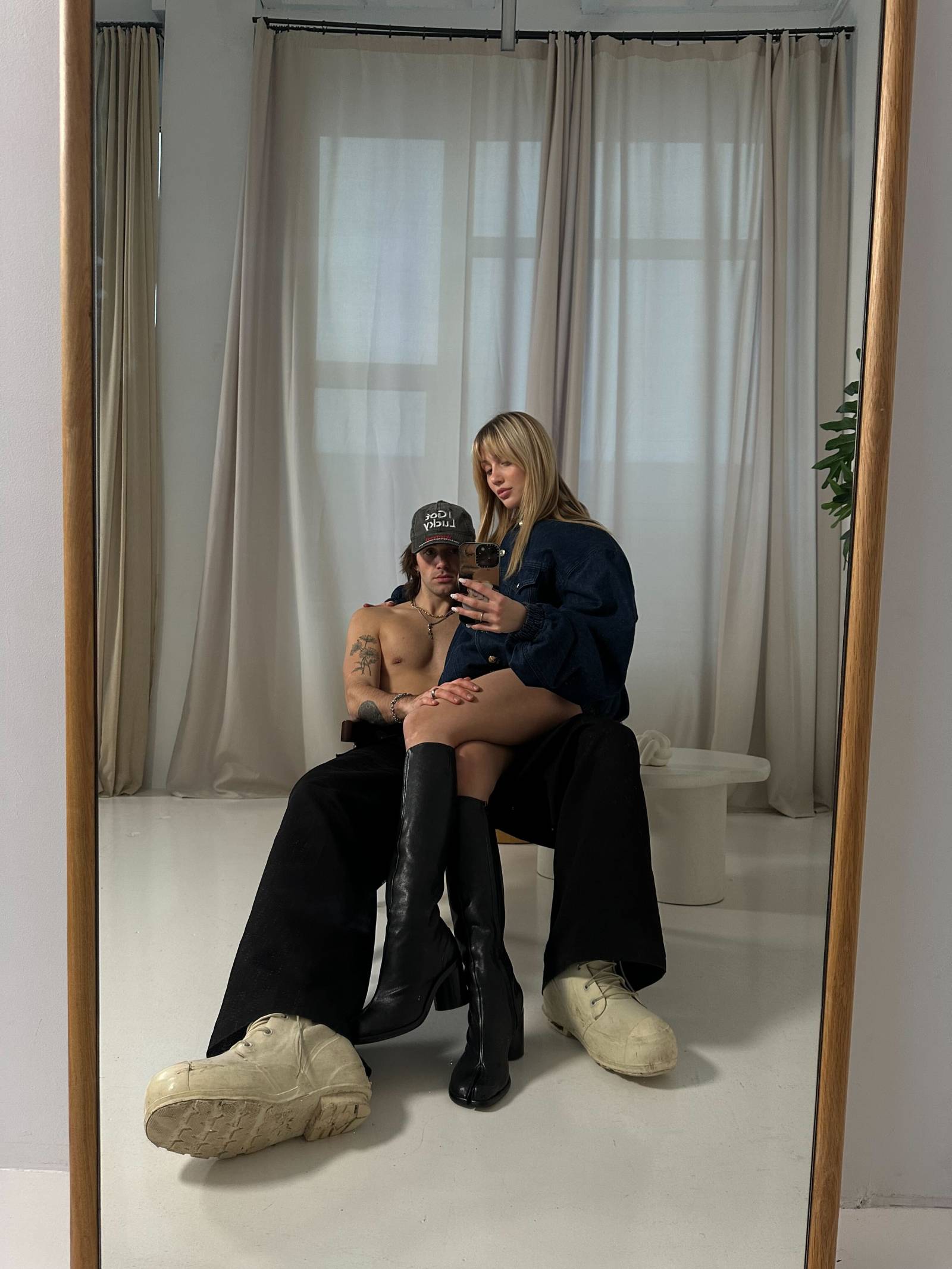 Gabriela Bednarz i Miłosz Kulesza - para od początku związana z modą. Wspólnie stylizują, projektują i rysują. Mieszkali w Wielkiej Brytanii, we Włoszech, a teraz na stałe mieszkają w Polsce, w Warszawie/ Fot. Materiały prasowe