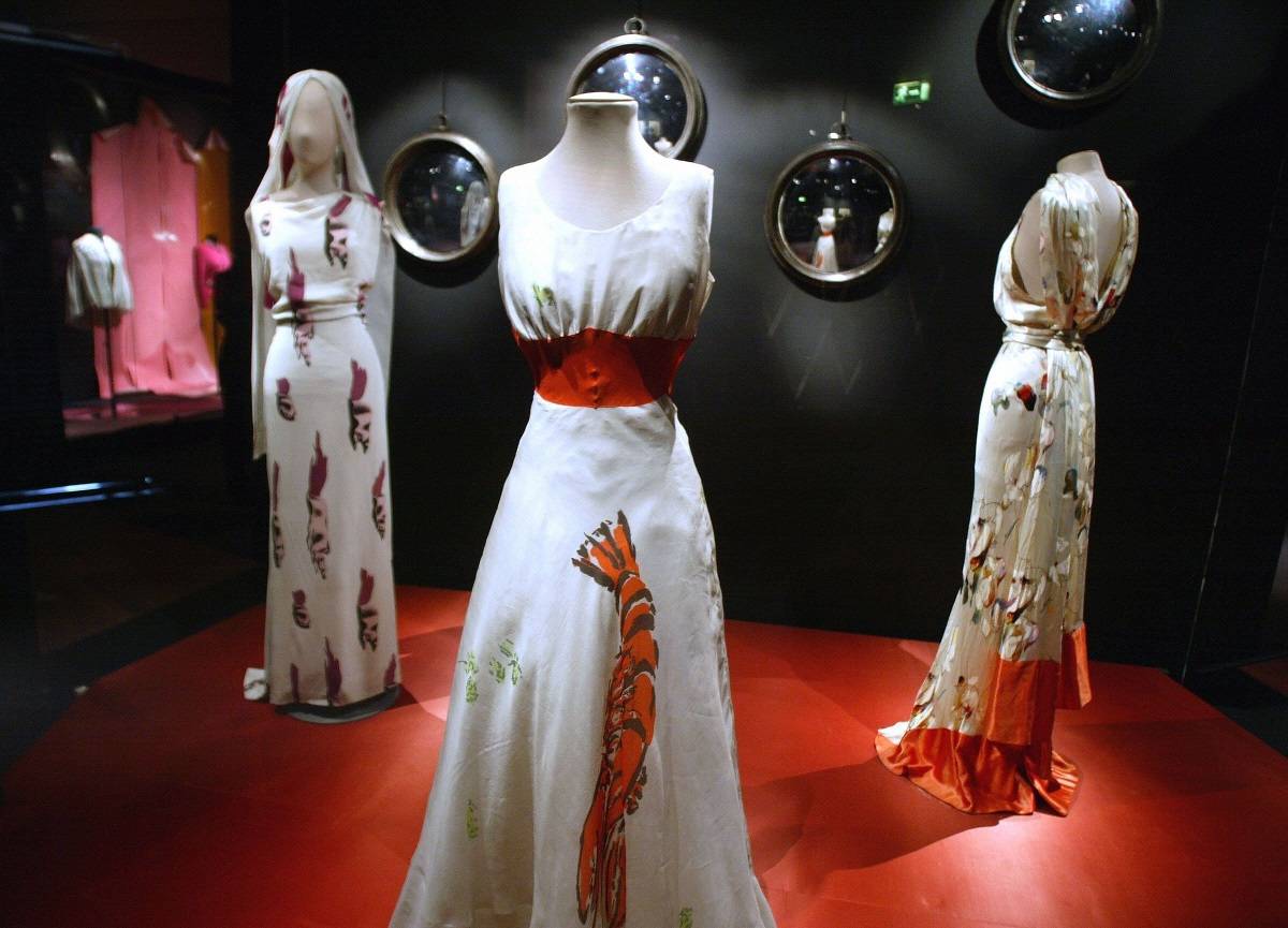 Wystawa prac Elsy Schiaparelli - z tyłu suknia stworzona we współpracy z Dalim