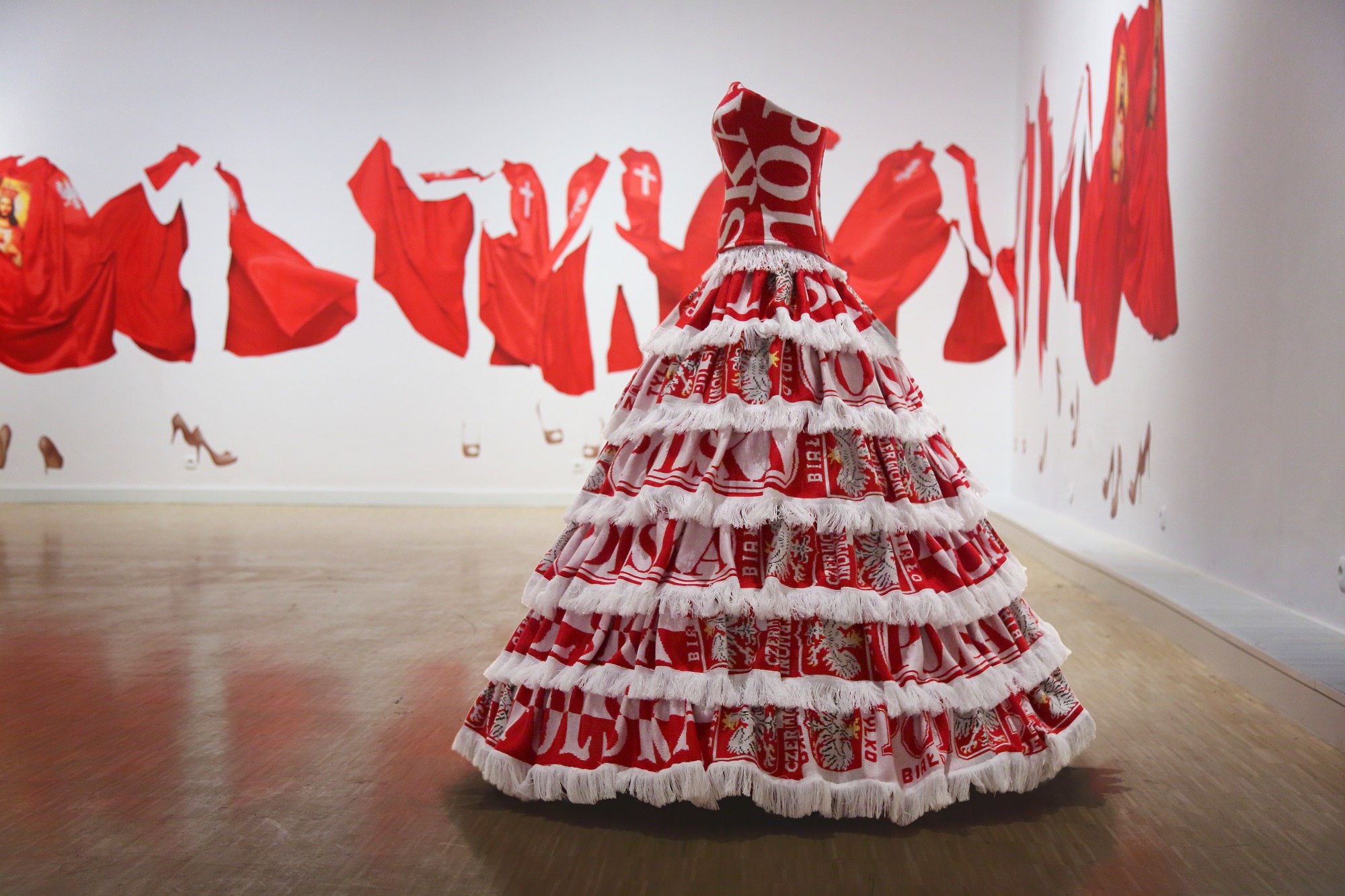 Kawiorowa patriotka suknia uszyta z szalików kibiców reprezentacji Polski, widok wystawy „Polki, Patriotki, Rebeliantki”, Galeria Arsenał, Poznań 2017
