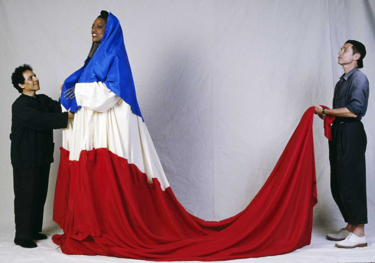 W 1989 roku Azzedine Alaïa zaprojektował szatę z miękkiej, jedwabnej, niebiesko-biało-czerwonej tafty naśladującej flagę Republiki Francuskiej (Fot. Pierre Perrin/Sygma via Getty Images)