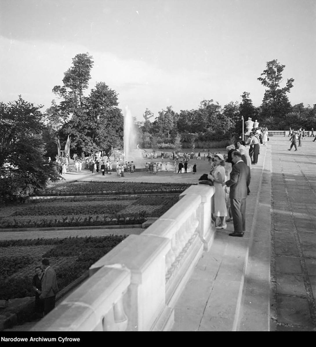 Fontanna w Centralnym Parku Kultury i Wypoczynku w Warszawie, fot. Zbyszko Siemaszko, 1955, Narodowe Archiwum Cyfrowe, NAC 51-860-2