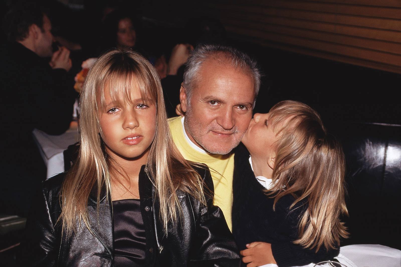 Allegra Versace z bratem Danielem i wujkiem Giannim, 1995 rok (Fot. Patrick McMullan/Getty Images)