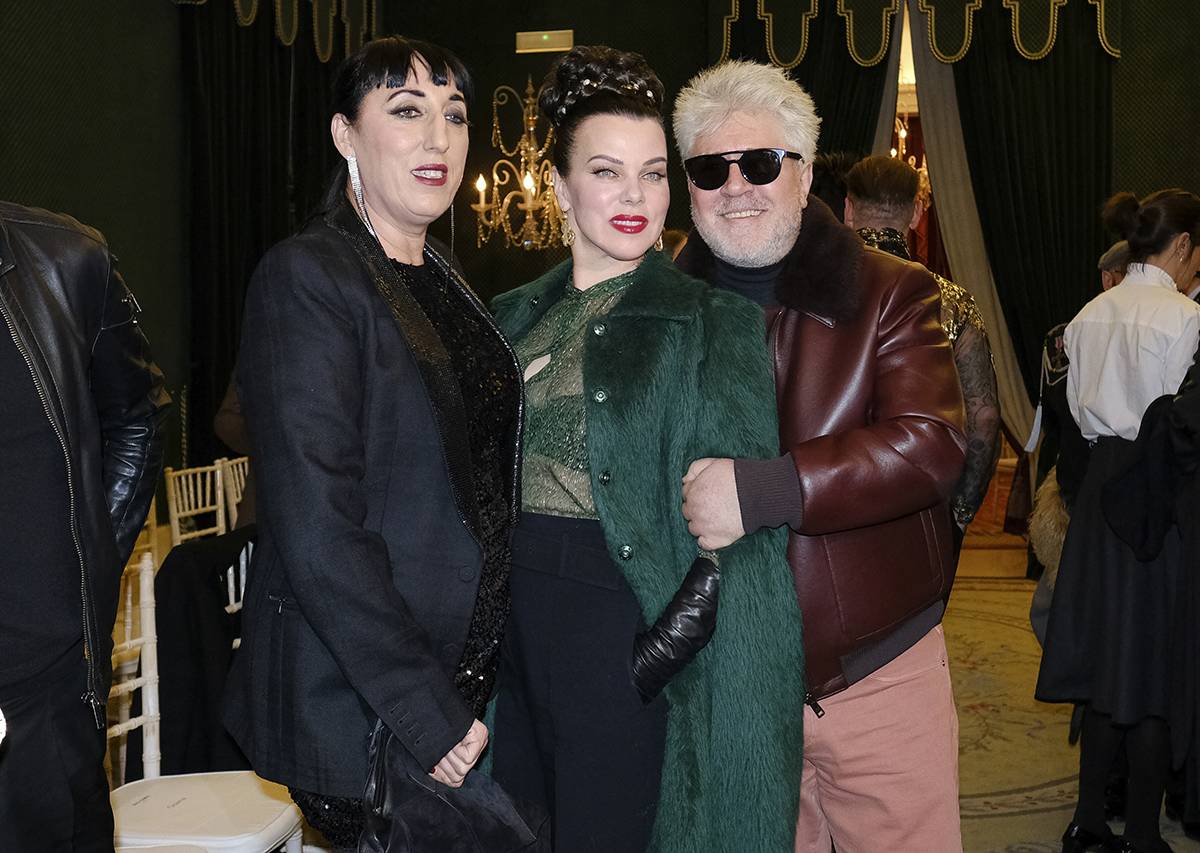 Rossy de Palma, Debi Mazar i Pedro Almodovar na pokazie Palomo Spain