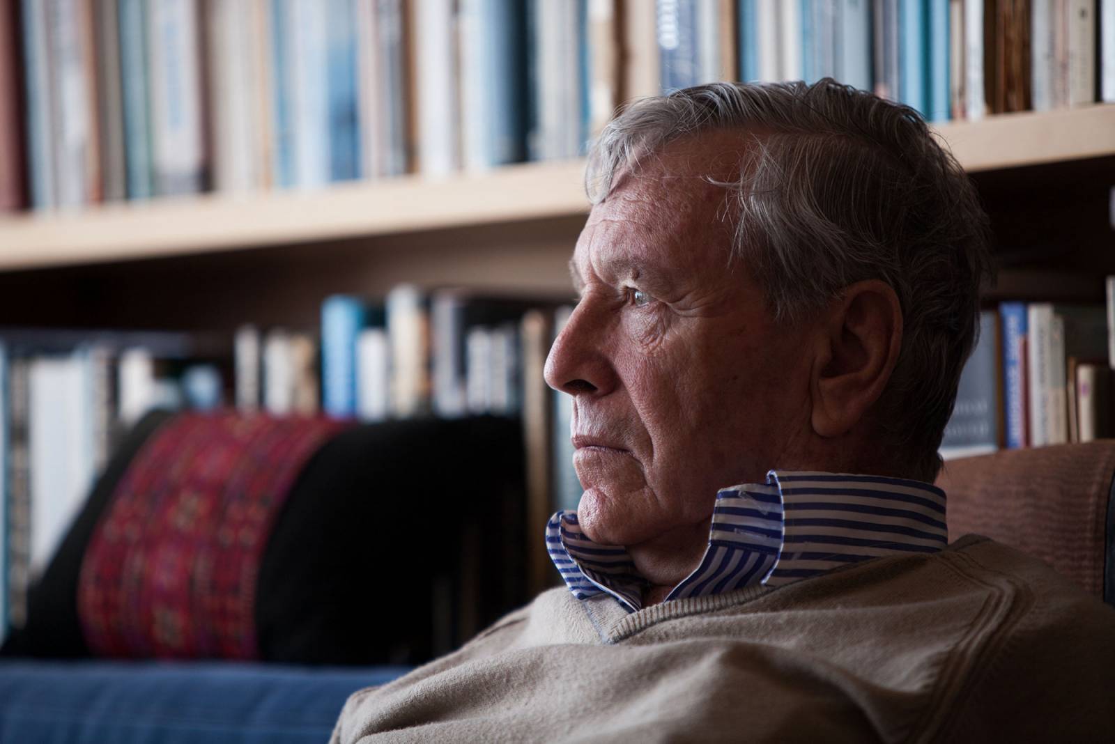 Amos Oz w swoim mieszkaniu w Tel-Avivie, 2013 (Fot. Getty Images)