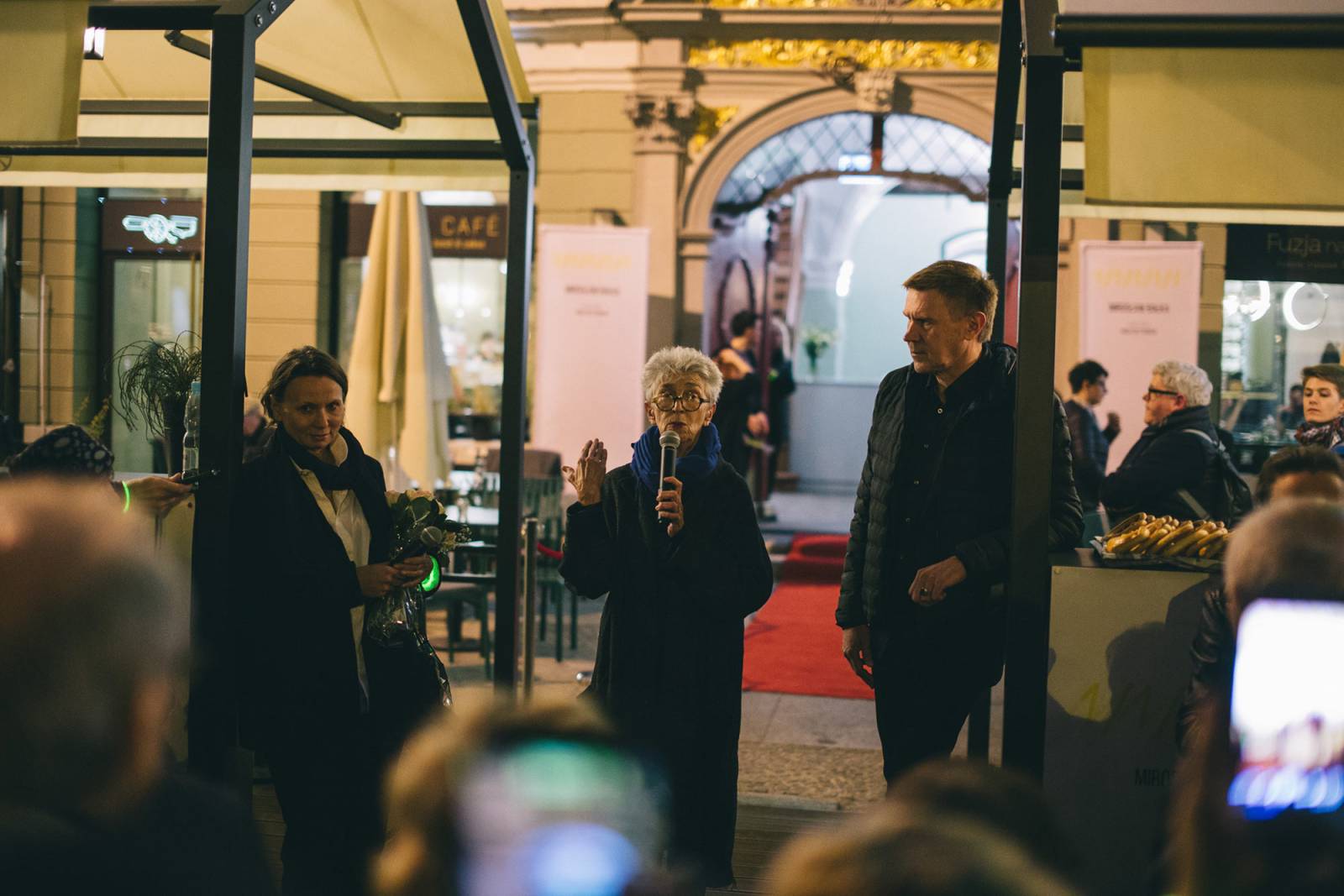 Violetta Wojnowski, Anda Rottenberg i Mirosław Bałka na wernisażu wystawy 1/1/1/1/1 w Op enheim (Fot. Jerzy Wypych)