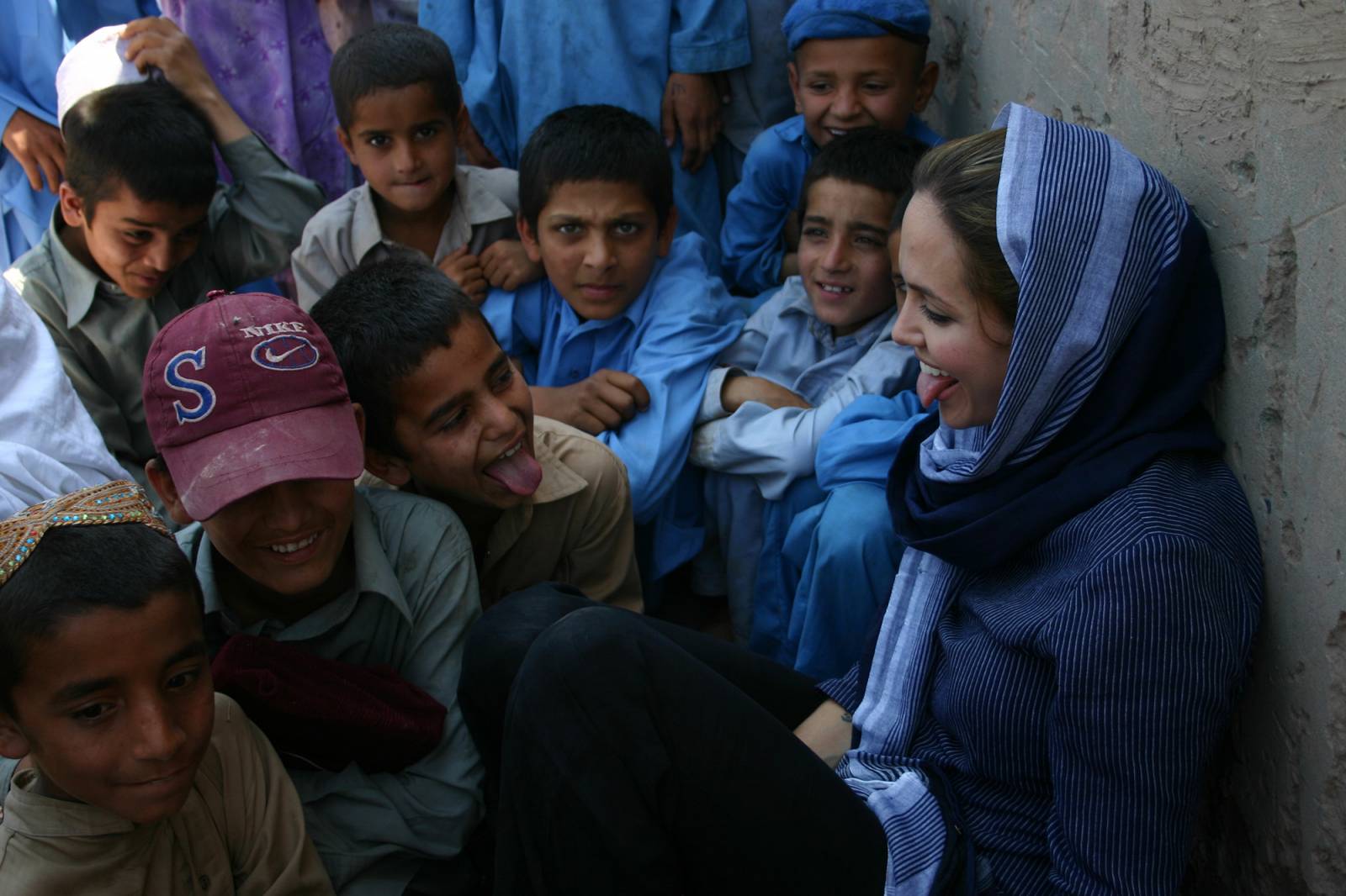 Pakistan. Angelina Jolie Ambasador Dobrej Woli UNHCR odwiedza obóz uchodźców w Afganistanie (Fot. UNHCR/Jack Redden)
