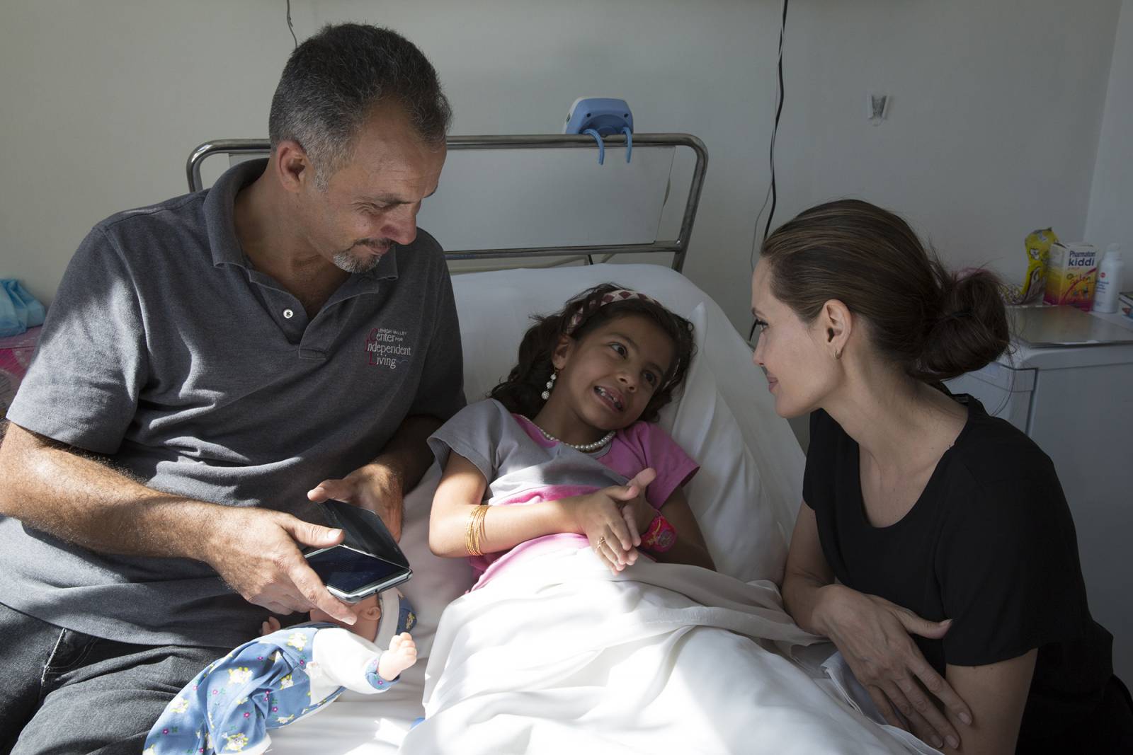 Jordania. Angelina Jolie, Specjalna Wysłanniczka ONZ, odwiedza syryjskich uchodźców w Jordanii (Fot. UNHCR/Ivor Prickett)