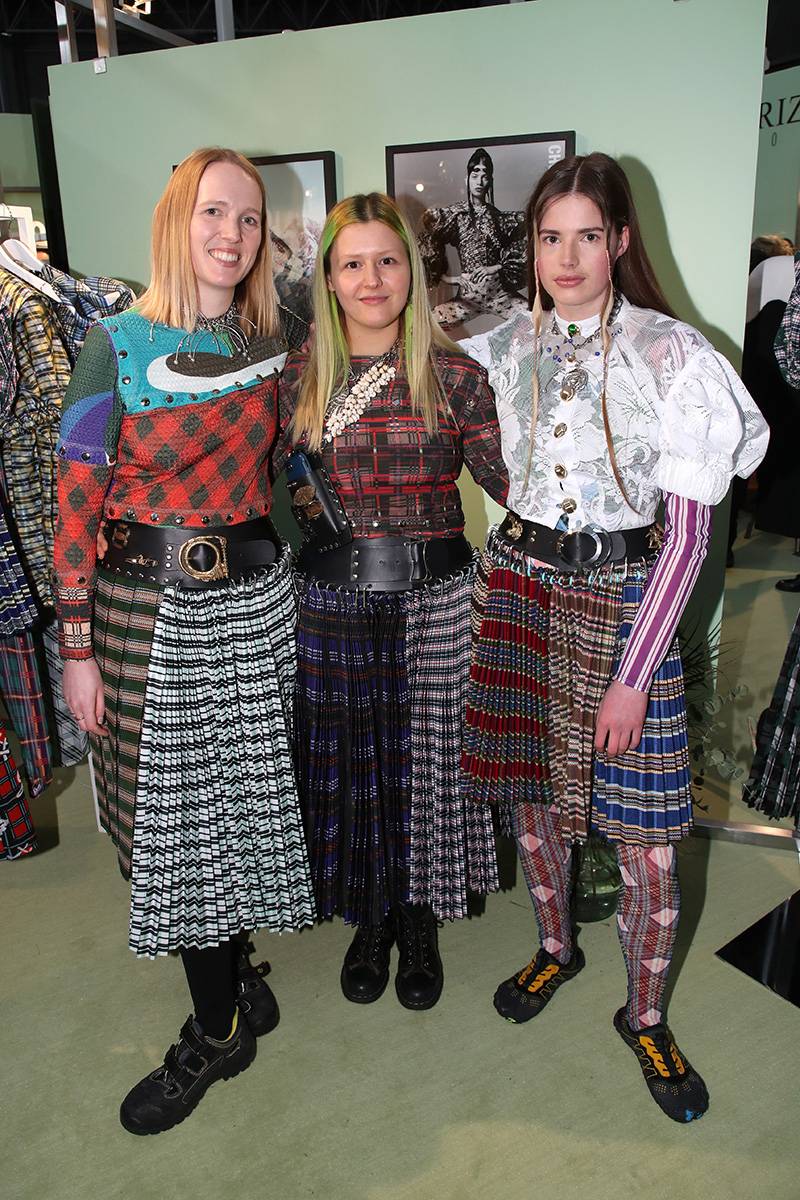 Emma Chopova i Laura Lowena z modelką (Fot. Bertrand Rindoff Petroff/Getty Images For LVMH)