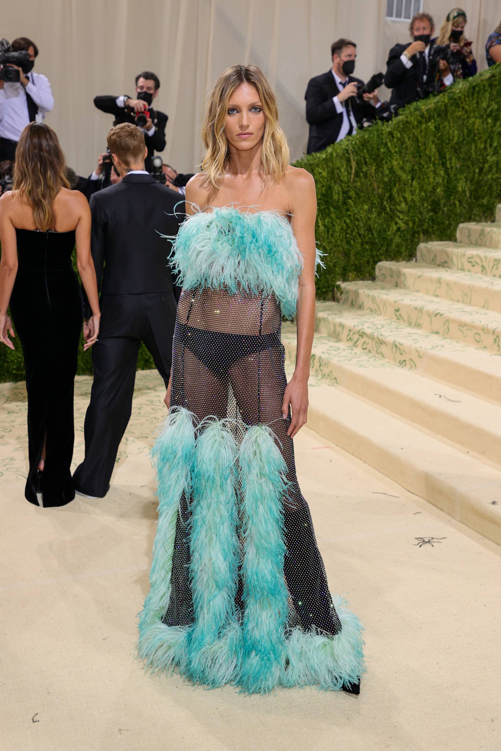 Anja Rubik w stylizacji Saint Laurent na MET Gali w 2021 roku (Fot. Getty Images)