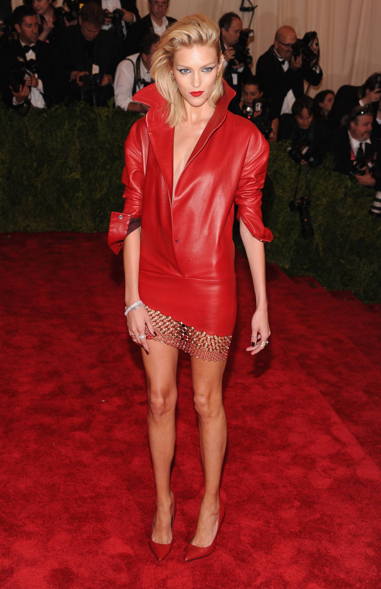 Anja Rubik w stylizacji Anthonyego Vaccarello na MET Gali w 2013 roku / (Fot. Getty Images)