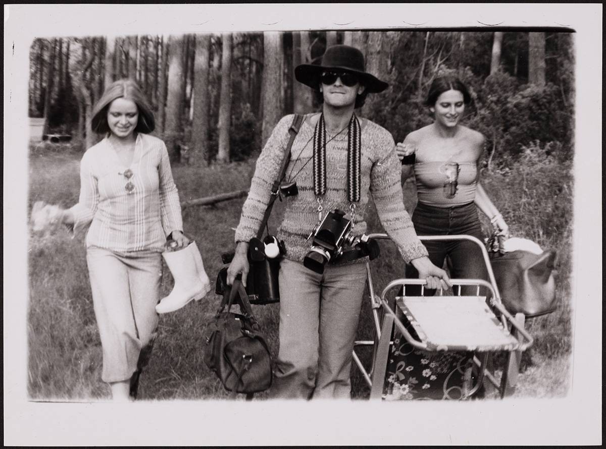 Antoni Zdebiak i dwie nieznane kobiety, prawdopodobnie w drodze na sesję fotograficzną, 1970 - 1980 © J., D., E. Zdebiak / FAF / Fot. A. Zdebiak