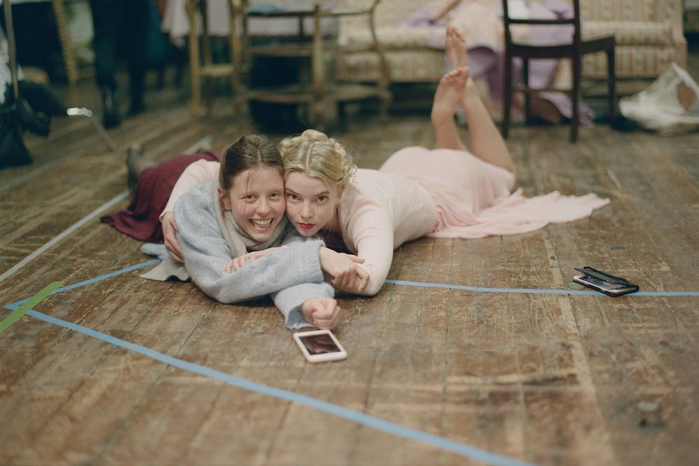 Mia Goth i Anya (Fot. Autumn de Wilde)