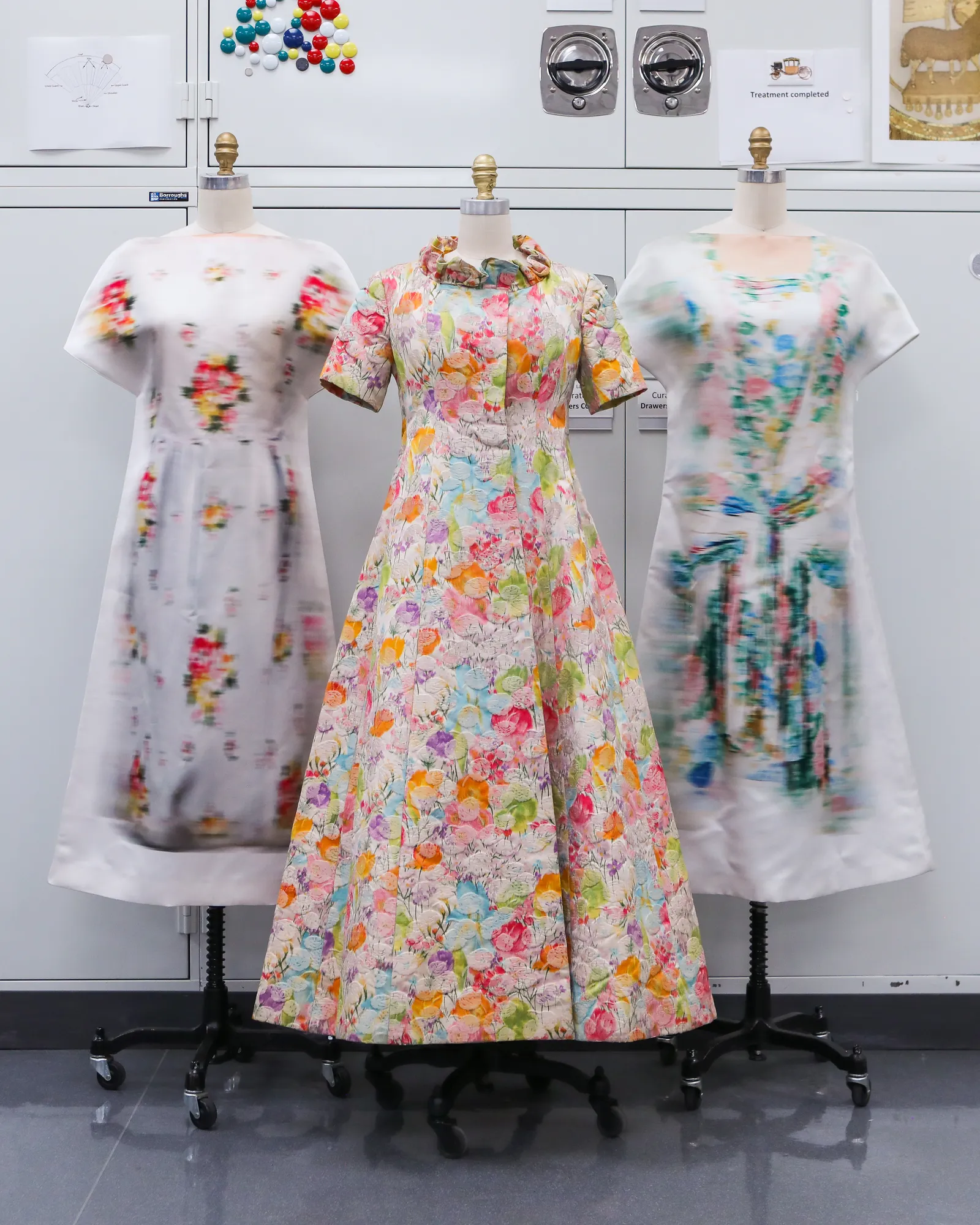 Po lewej i prawej: sukienki, Loewe, jesień 2023. Środek: strój wieczorowy, Nina Ricci, około 1958 r. (Fot. The Metropolitan Museum of Art)