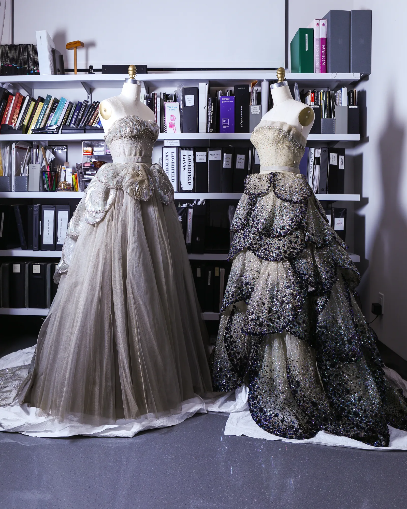 Suknia balowa Venus i suknia balowa Junon, Christian Dior, jesień 1949. (Fot. The Metropolitan Museum of Art)
