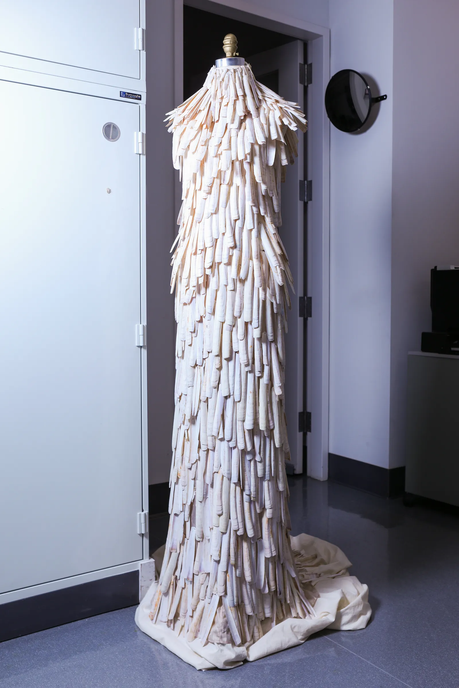 Sukienka, Alexander McQueen, wiosna 2001. (Fot. The Metropolitan Museum of Art)