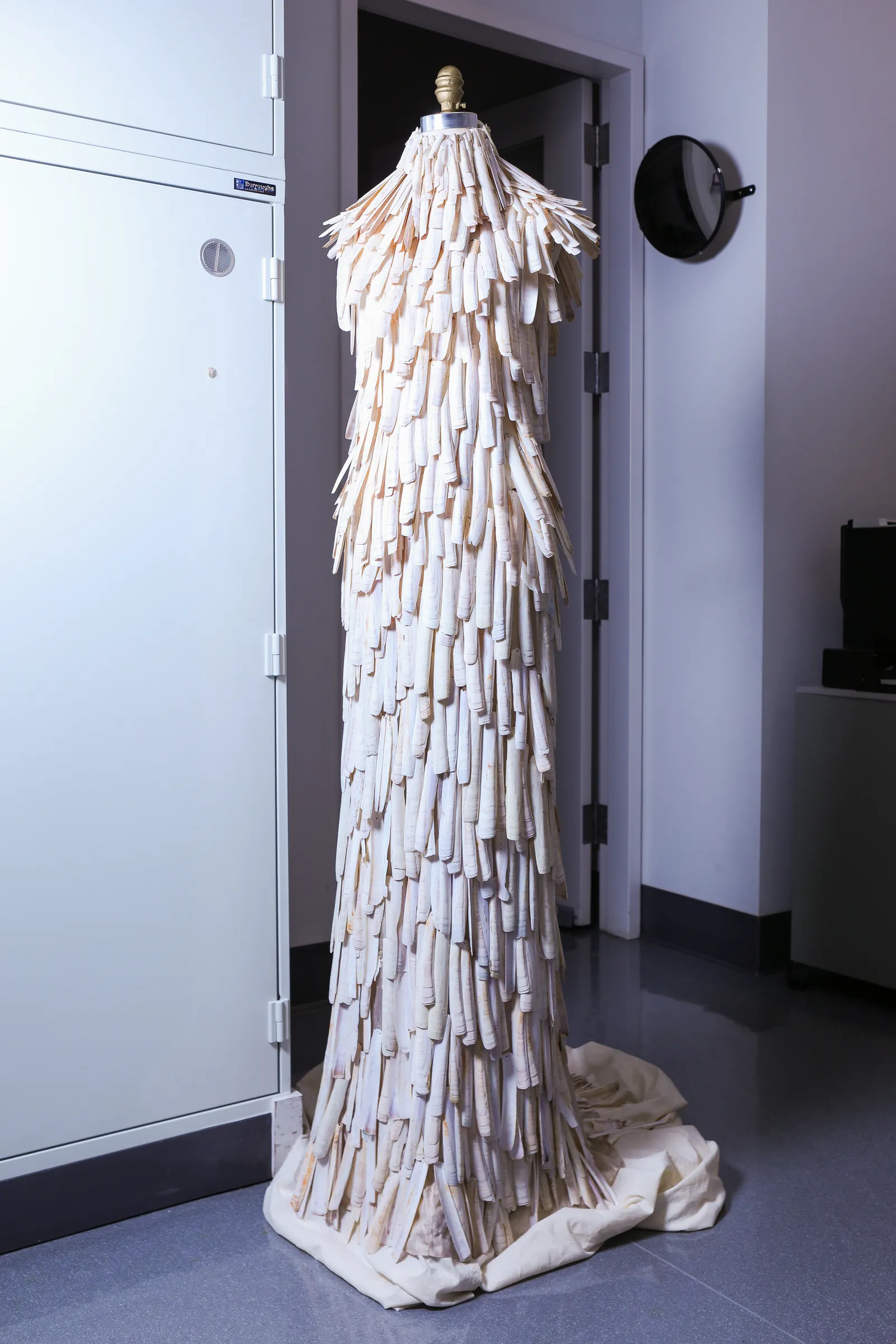 Sukienka, Alexander McQueen, wiosna 2001. (Fot. The Metropolitan Museum of Art)