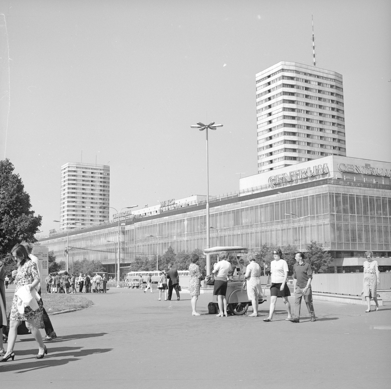Sceny uliczne ze Śródmieścia Warszawy (Fot. Grażyna Rutowska / Narodowe Archiwum Cyfrowe)