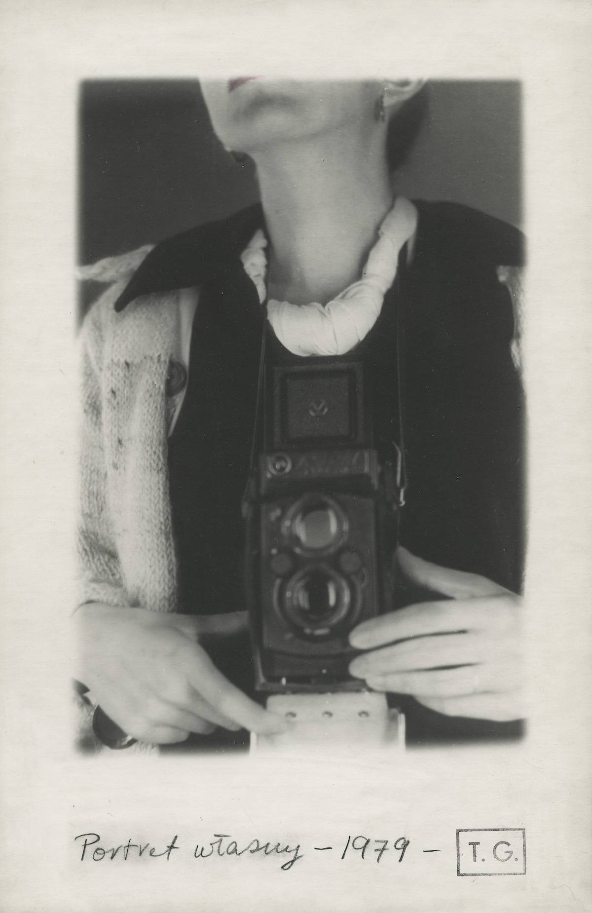 Teresa Gierzyńska, Portret własny, 1979, odbitka żelatynowo-srebrowa barwiona aniliną, papier matowy, tektura, ołówek, stempel, 29,5 x 19 cm, unikat. Dzięki uprzejmości artystki i Gunia Nowik Gallery