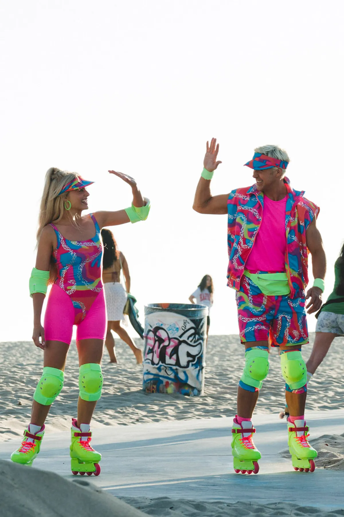 Margot Robbie i Ryan Gosling w stylizacjach inspirowanych Hot Skatin’ Barbie. (Fot. Atsushi Nishijima)