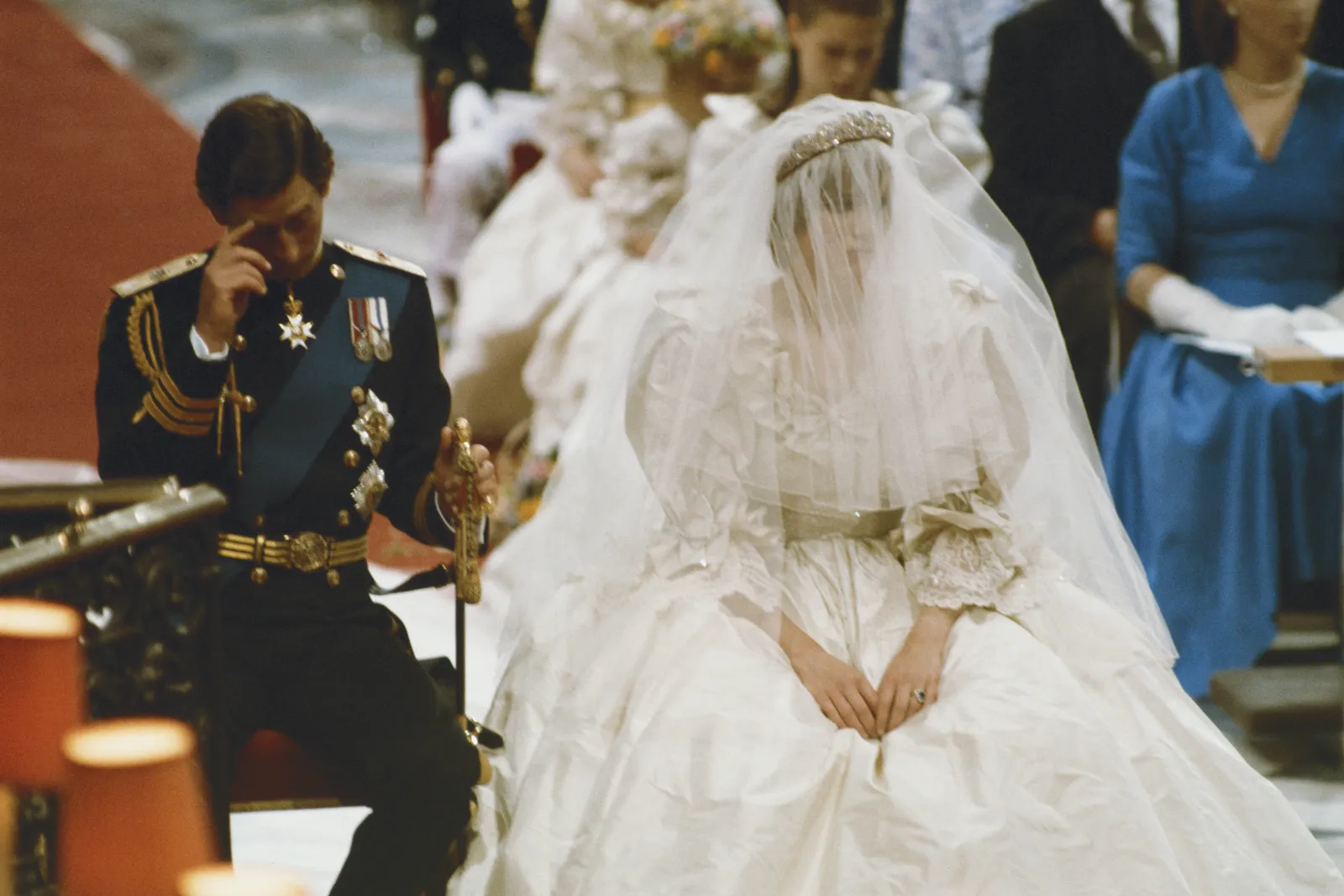 Tiara rodu Spencerów – słodki ukłon w stronę dziedzictwa rodziny Lady Di – utrzymywała ogromny welon na miejscu. (Fot. Getty Images)