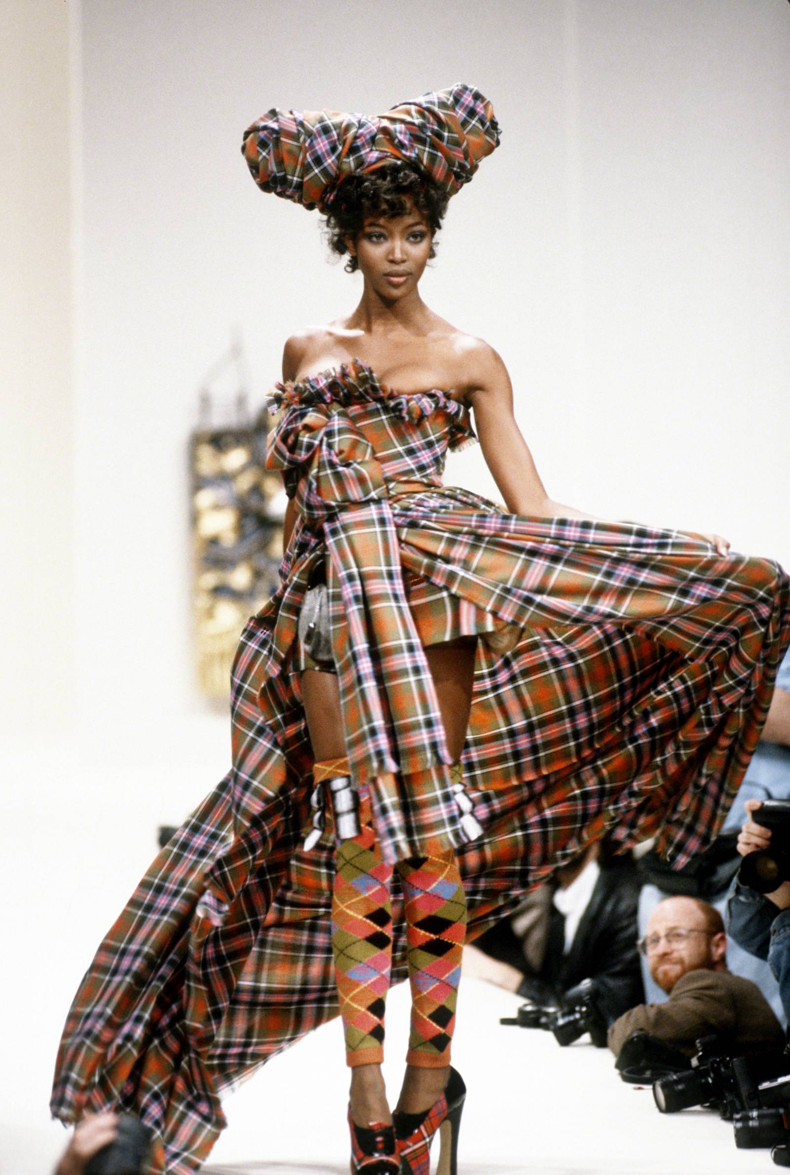 Naomi Campbell w kultowych platformach Vivienne Westwood, 1994 rok / Fot. Getty Images