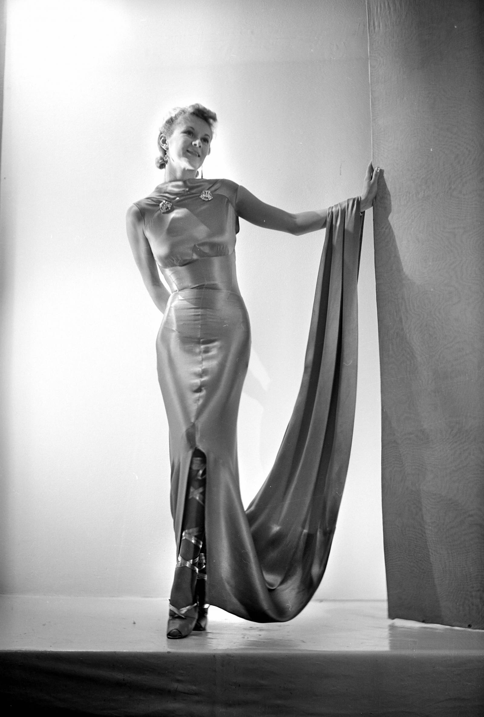 Wieczorowa kreacja Elsy Schiaparelli. (Fot. Getty Images)