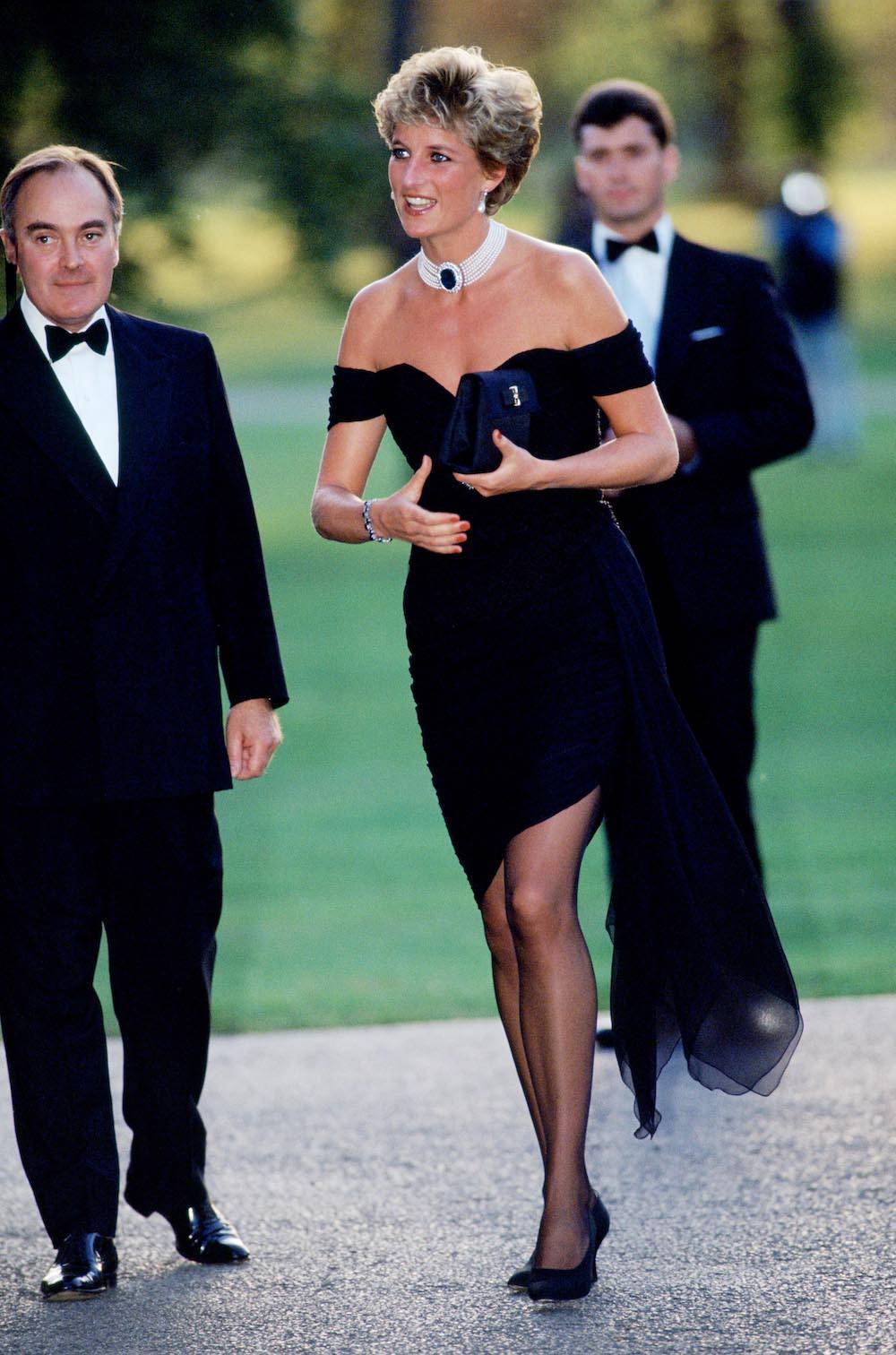 To m.in. za sprawą tej stylizacji księżna Diana została ikoną stylu. Lady Di założyła słynną małą czarną projektu Christiny Stambolian na galę charytatywną. To do dziś jedna z najsłynniejszych sukienek księżnej. (Fot. Getty Images)