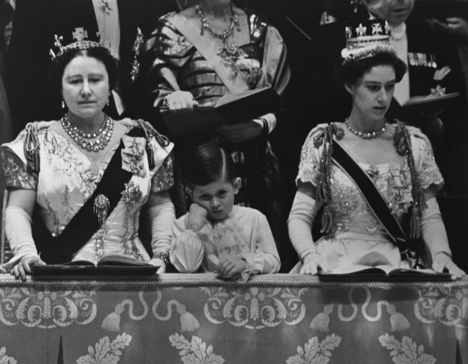 Książę Karol z babcią, Królową Matką i ciocią, księżniczką Małgorzatą na koronacji mamy, królowej Elżbiety II w 1953 roku (Fot. Getty Images)