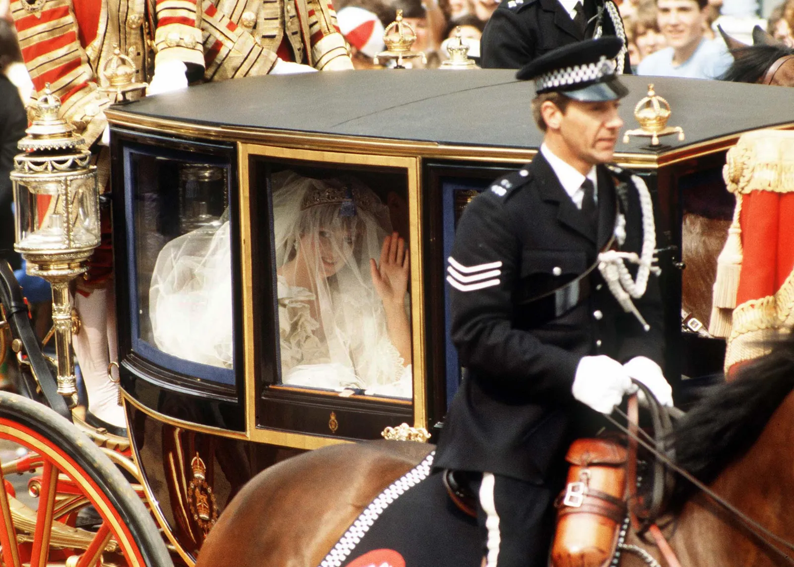 Lady Di za zasłoną tiulu przypominającego delikatną chmurę w drodze do Katedry Św. Pawła, gotowa, by poślubić księcia Karola i zostać księżniczką. (Fot. Getty Images)