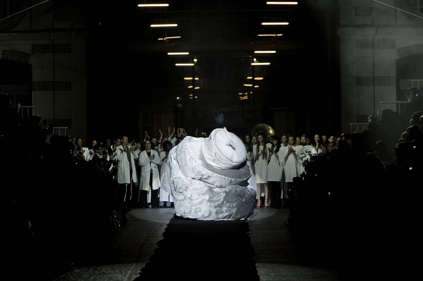 Ostatnia kreacja, suknia-tort, w finale pokazu Maison Martin Margiela wiosna/lato 2009 / (Fot. Getty Images)