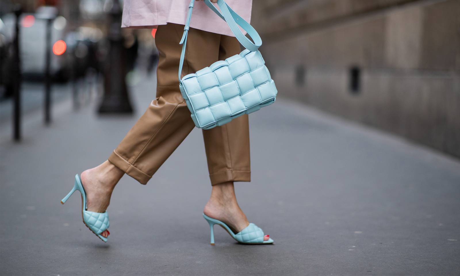 Klapki Bottega Veneta (Fot. Getty Images)