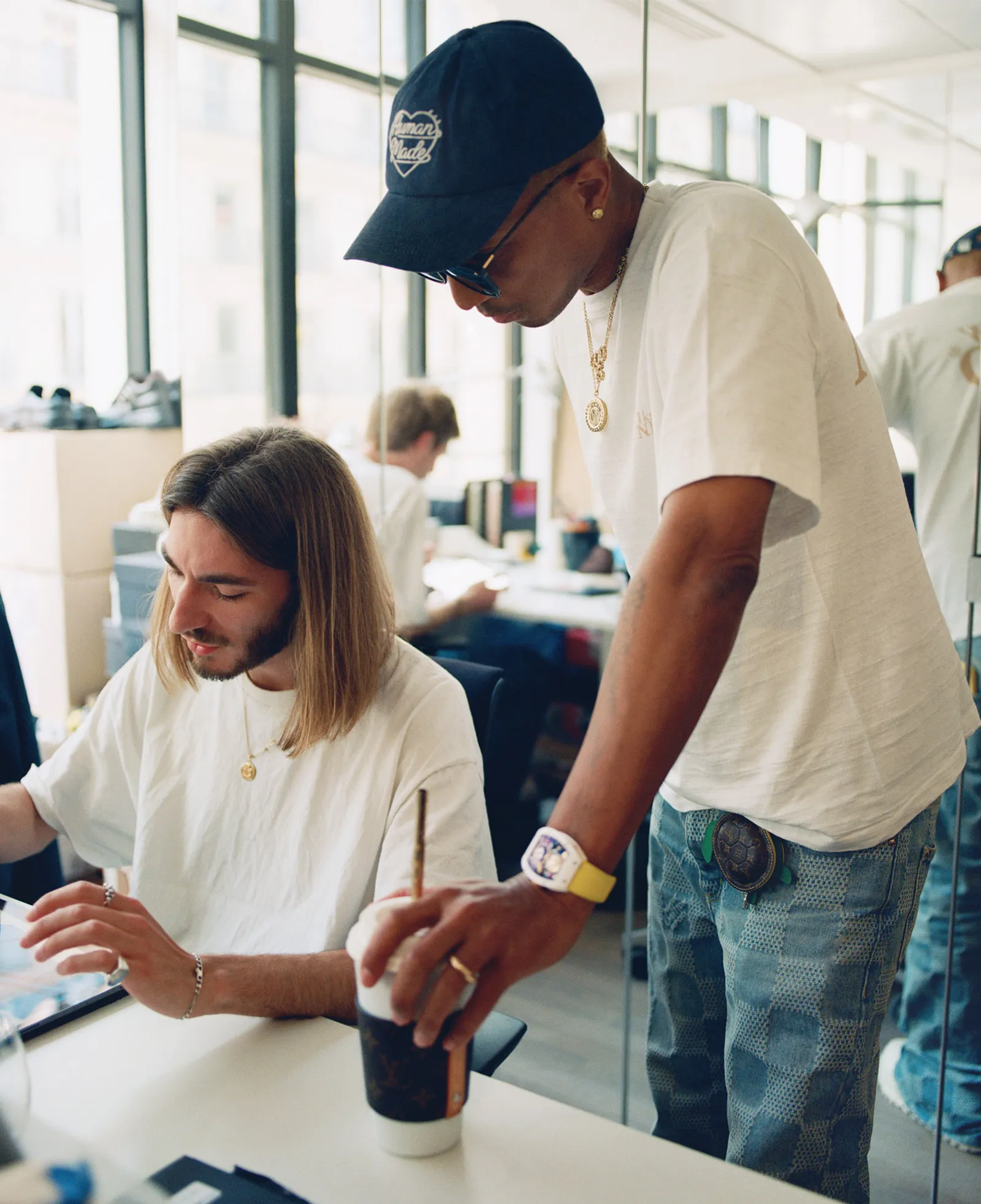 Pharrell Williams w studiu przed swoim debiutem w roli projektanta kolekcji Louis Vuitton Men. (Fot. Julia Marino)