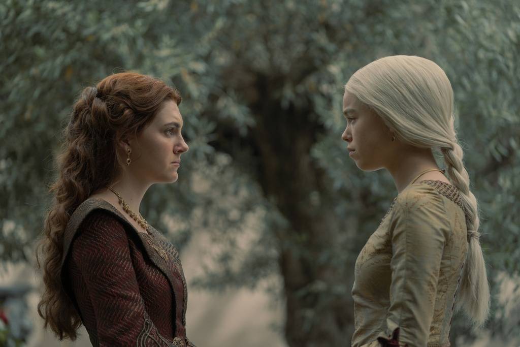 Emily Carey jako Alicent Hightower i Milly Alock jako Rhaenyra Targaryen w serialu Ród smoka (Fot. materiały prasowe)