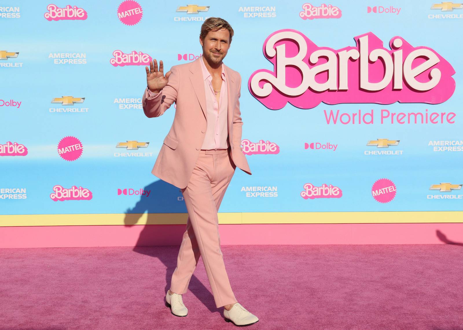 Ryan Gosling w różowym garniturze godnym Kena, w którego wciela się w nowym filmie o słynnej lalce Barbie