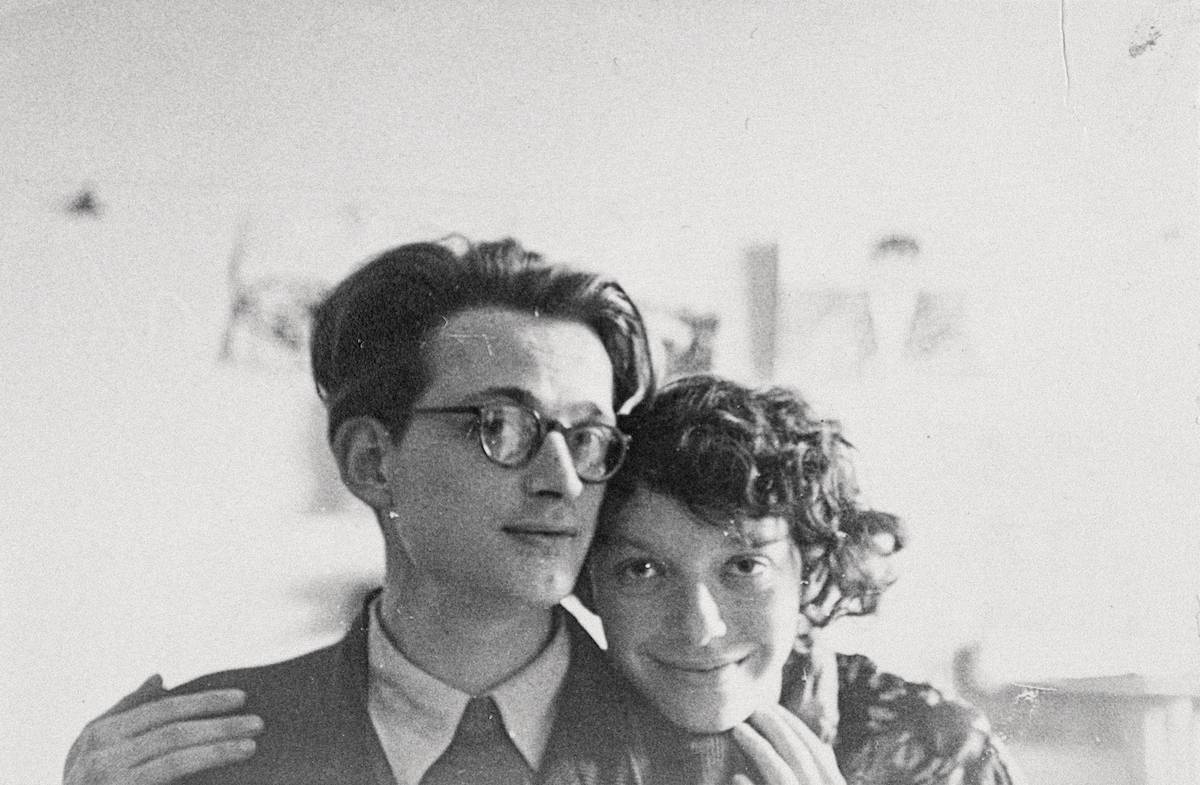 „[Autoportret z żoną III]” niedatowana [maj 1954], fotografia czarno-biała. Archiwum Spadkobierców Artysty /Andrzej Wróblewski Foundation/www.andrzejwroblewski.pl