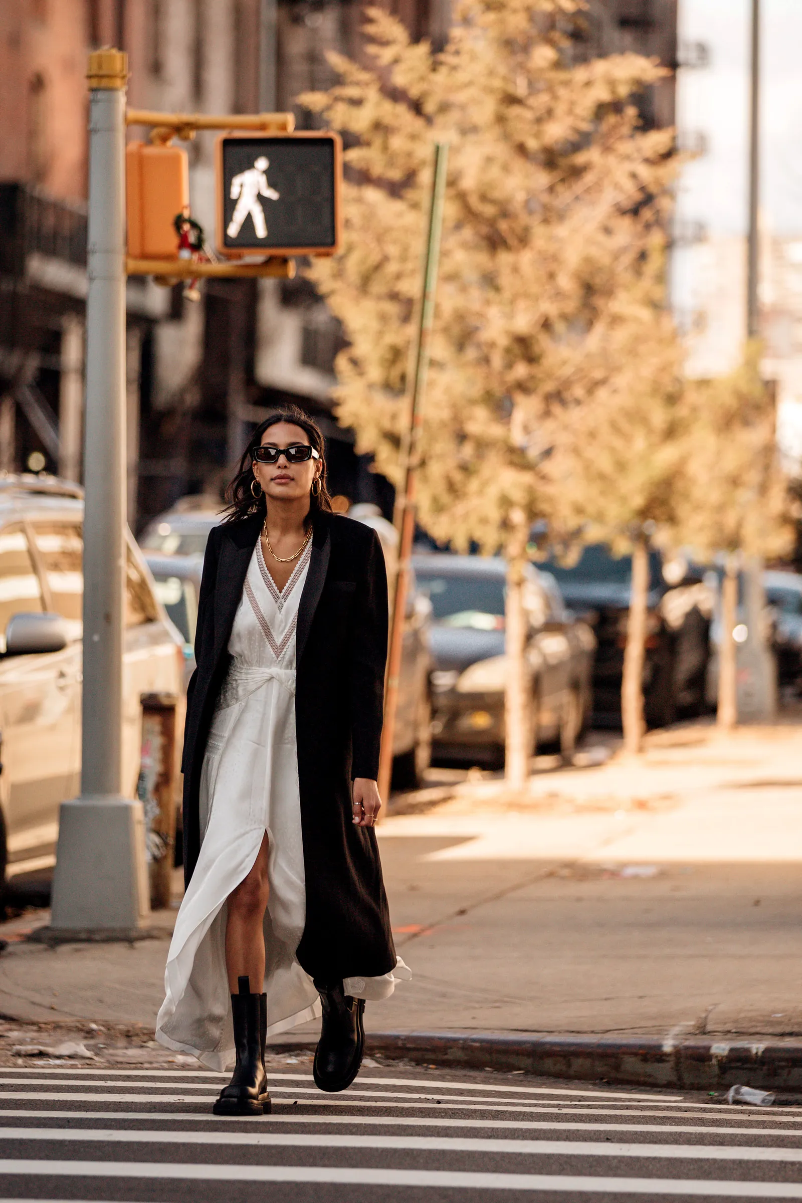 Sukienka boho z prześwitującymi detalami i buty z traperową podeszwą są w tym sezonie hitem ulicznego stylu. (Fot. Getty Images)