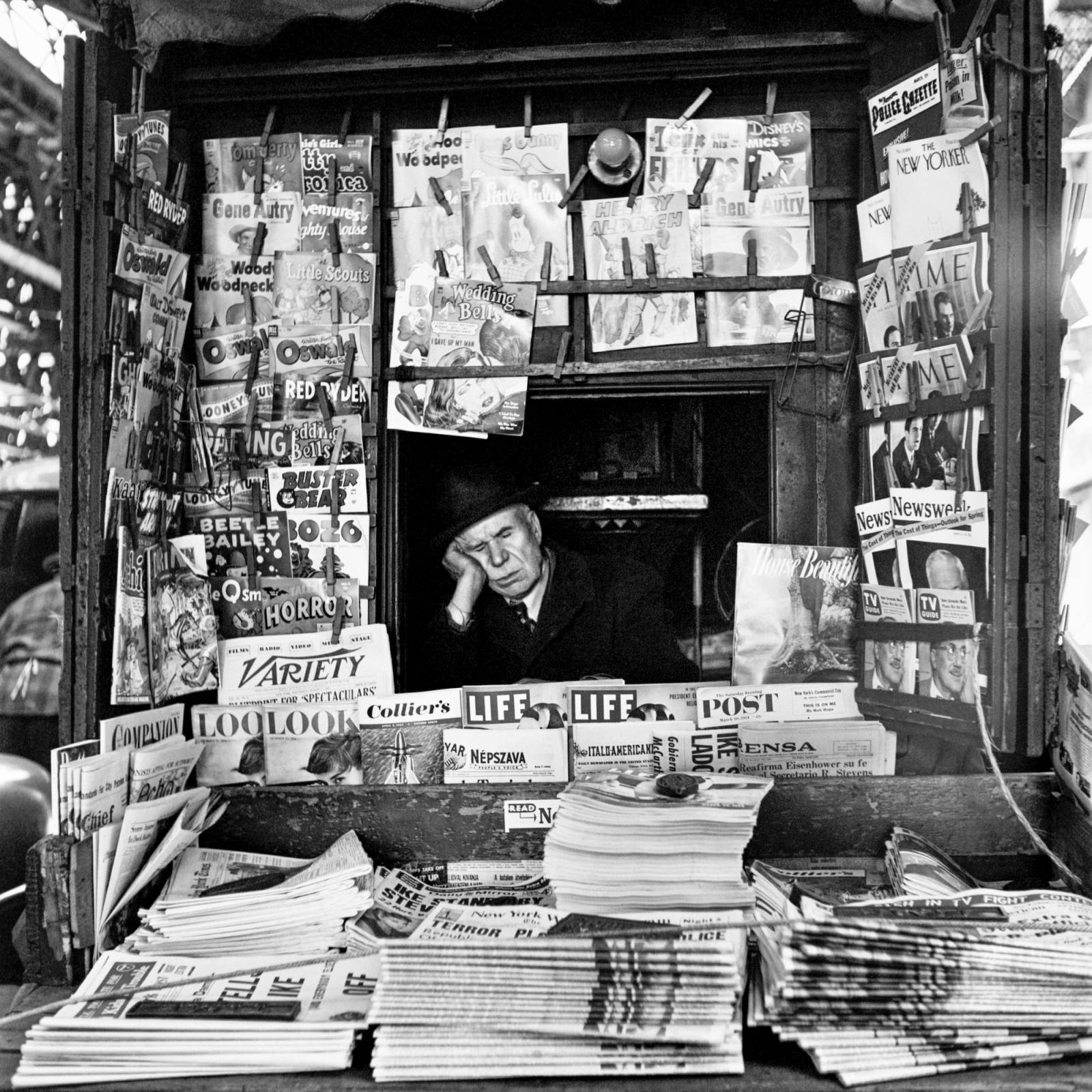 Kiosk z gazetami, Nowy Jork, 1953. (Fot. Vivian Maier) 