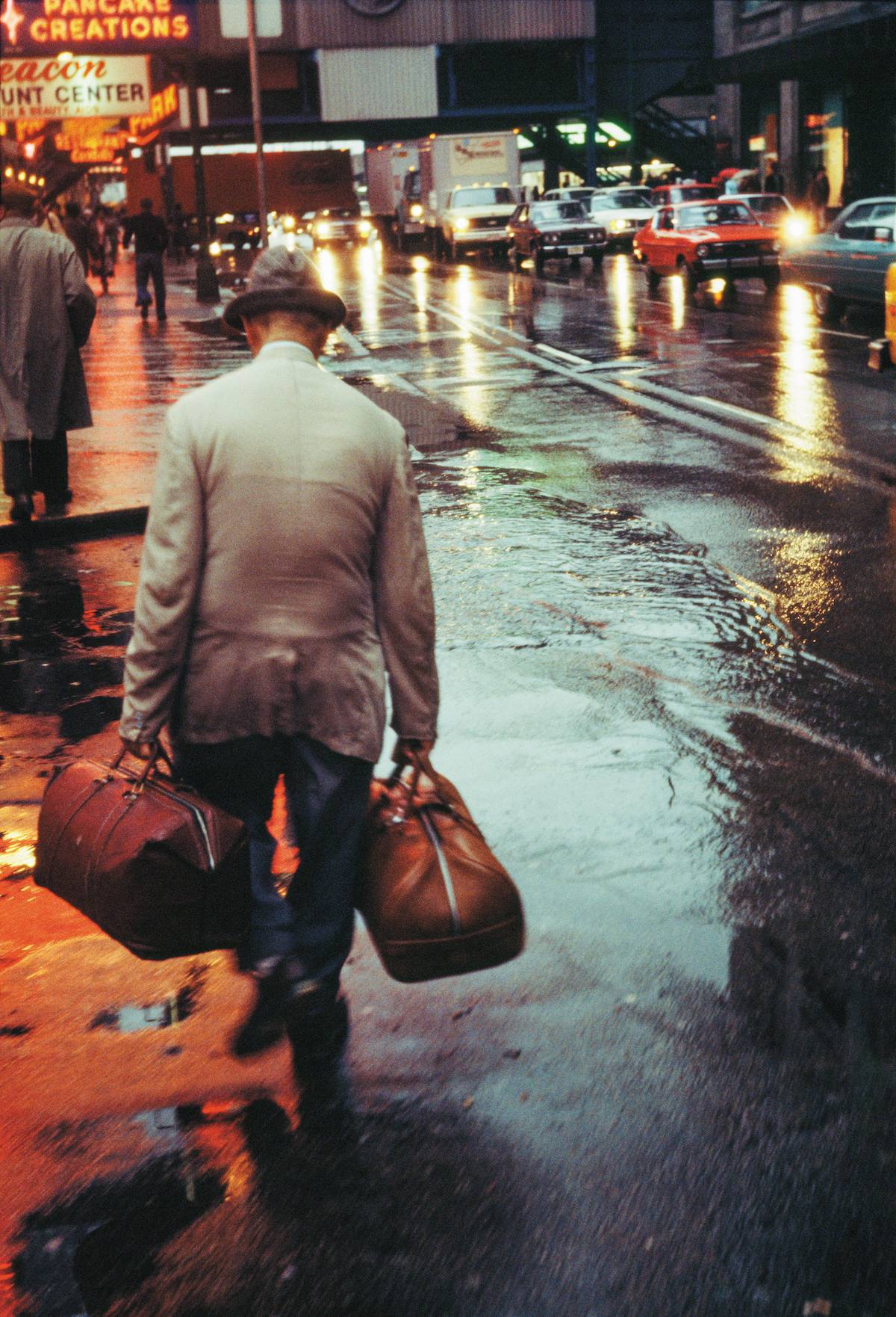 Mężczyzna z walizkami, 1977 (archiwalne odbitki Vivian Maier)
