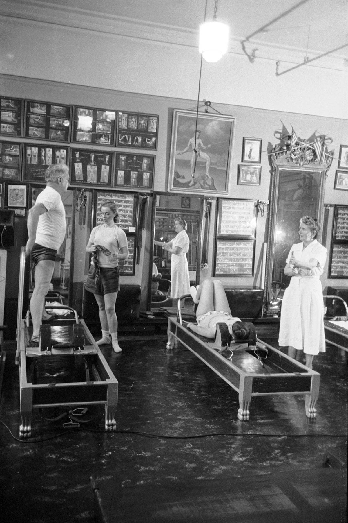 Joseph Pilates z żoną Clarą w trakcie jednego z treningów (Fot. Getty Images)