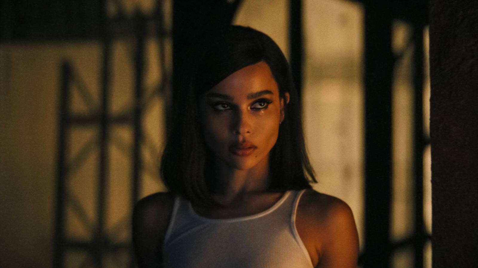 Queerbaiting zarzucono twórcom nowego „Batmana”. Choć podczas promocji filmu Zoë Kravitz wielokrotnie powtarzała, że grana przez nią bohaterka jest biseksualna, widzowie nie znaleźli potwierdzenia jej słów na ekranie. (Fot. materiały prasowe)