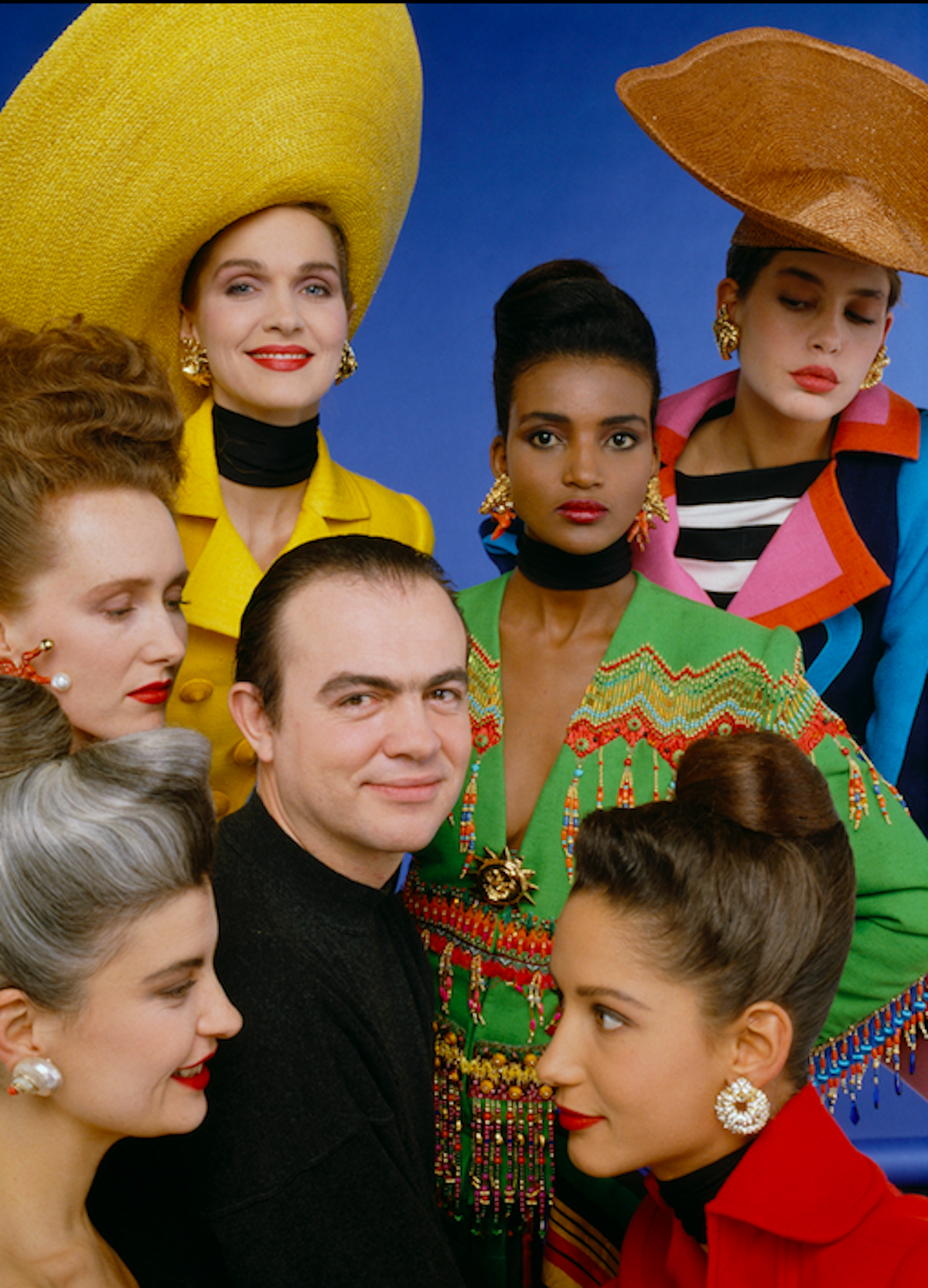 Christian Lacroix z modelkami: Vanessą, Diane, Kadiją, Stephanie, Marpessa i Marie Seznec, 1988 rok / Fot. Getty Images