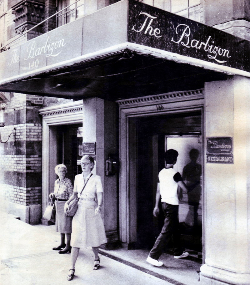 Wejście do hotelu Barbizon na początku lat 80.