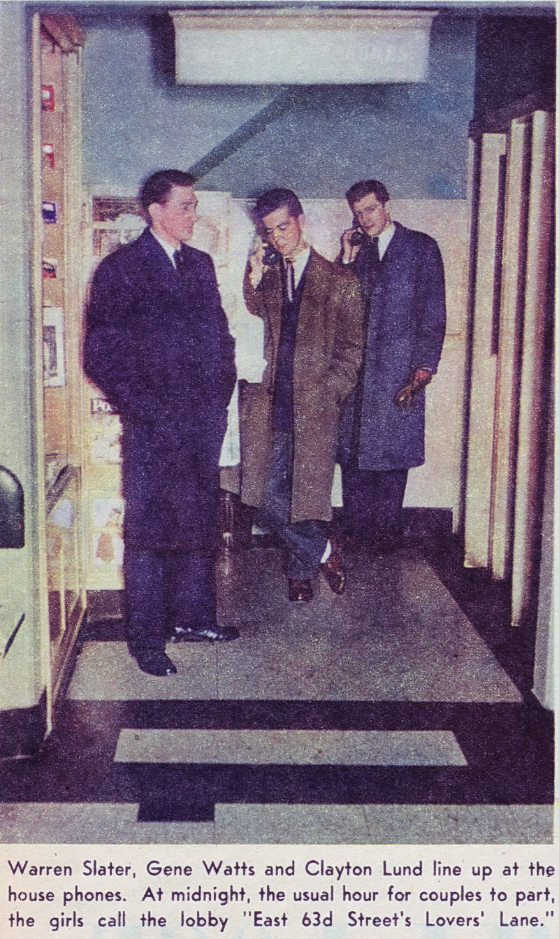 Mężczyźni w kolejce do telefonów w hotelowym lobby, Barbizon, fot. Bill Klein, Daniel Jacino