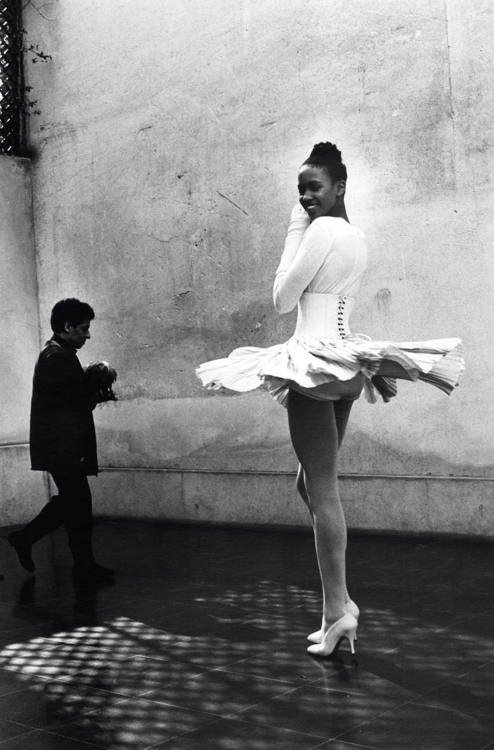 Naomi Campbell i Azedine Alaia, Paryż, 1986 (Fot. Arthur Elgort)