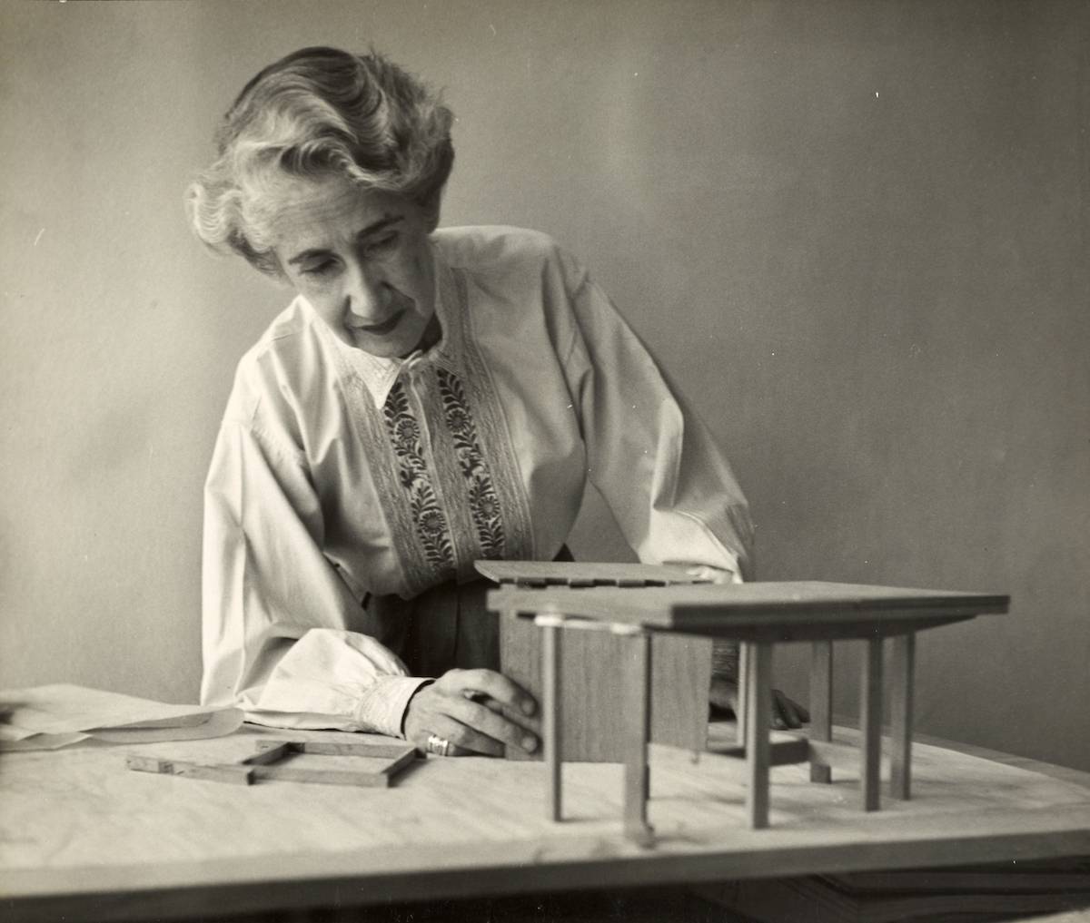 Clara Porset z modelem stołu, ok. 1952, fot. Elizabeth Timberman. Esther McCoy papers, Archives of American Art, Smithsonian Institution