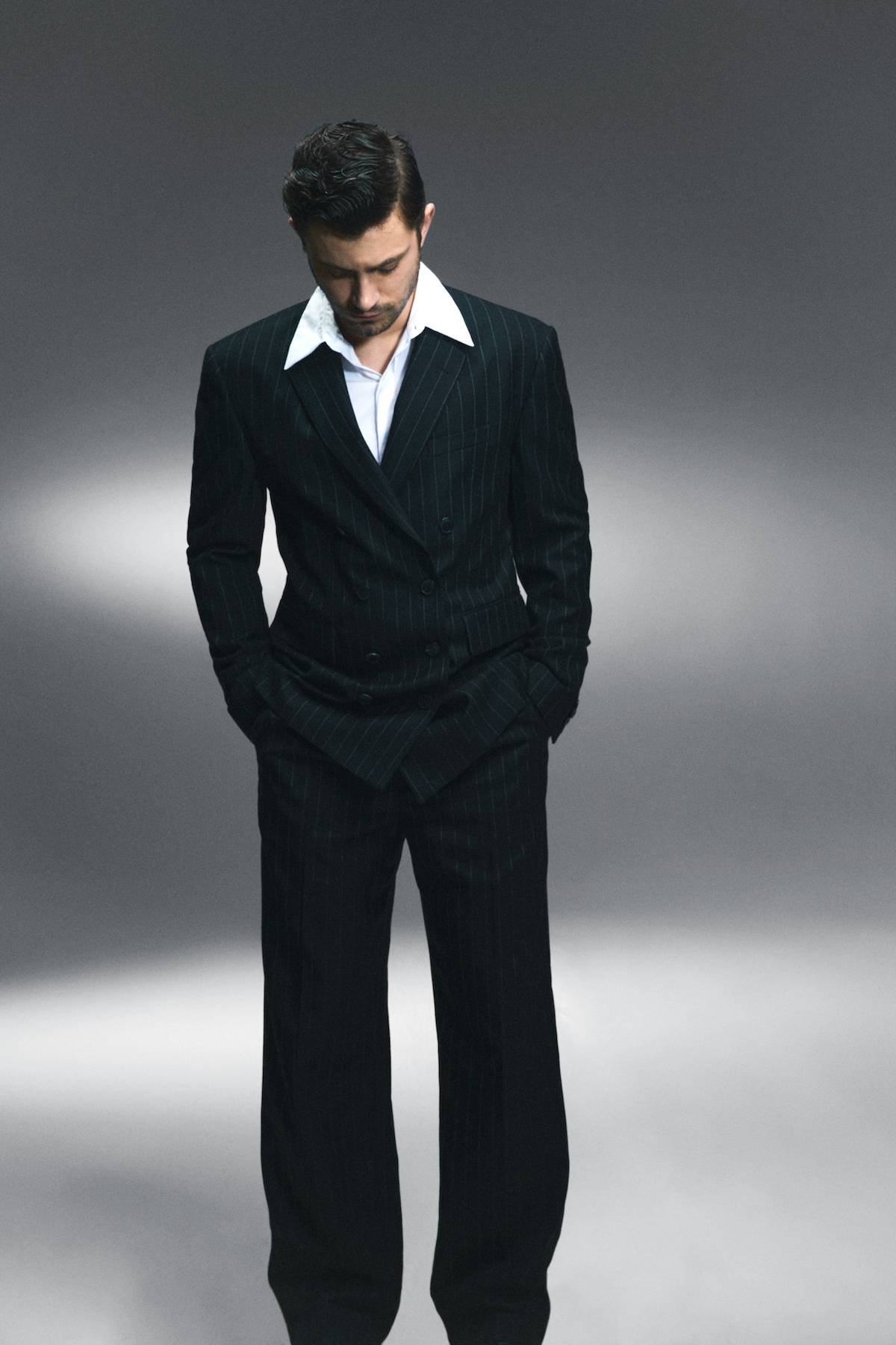 Marynarka i spodnie DRIES VAN NOTEN/VITKAC.COM, Koszula ALEXANDER MCQUEEN/VITKAC.COM, Krawat LANVIN/VITKAC.COM, Buty VERSACE
(Fot. Yan Wasiuchnik; Styl. Kacper Kujawa)