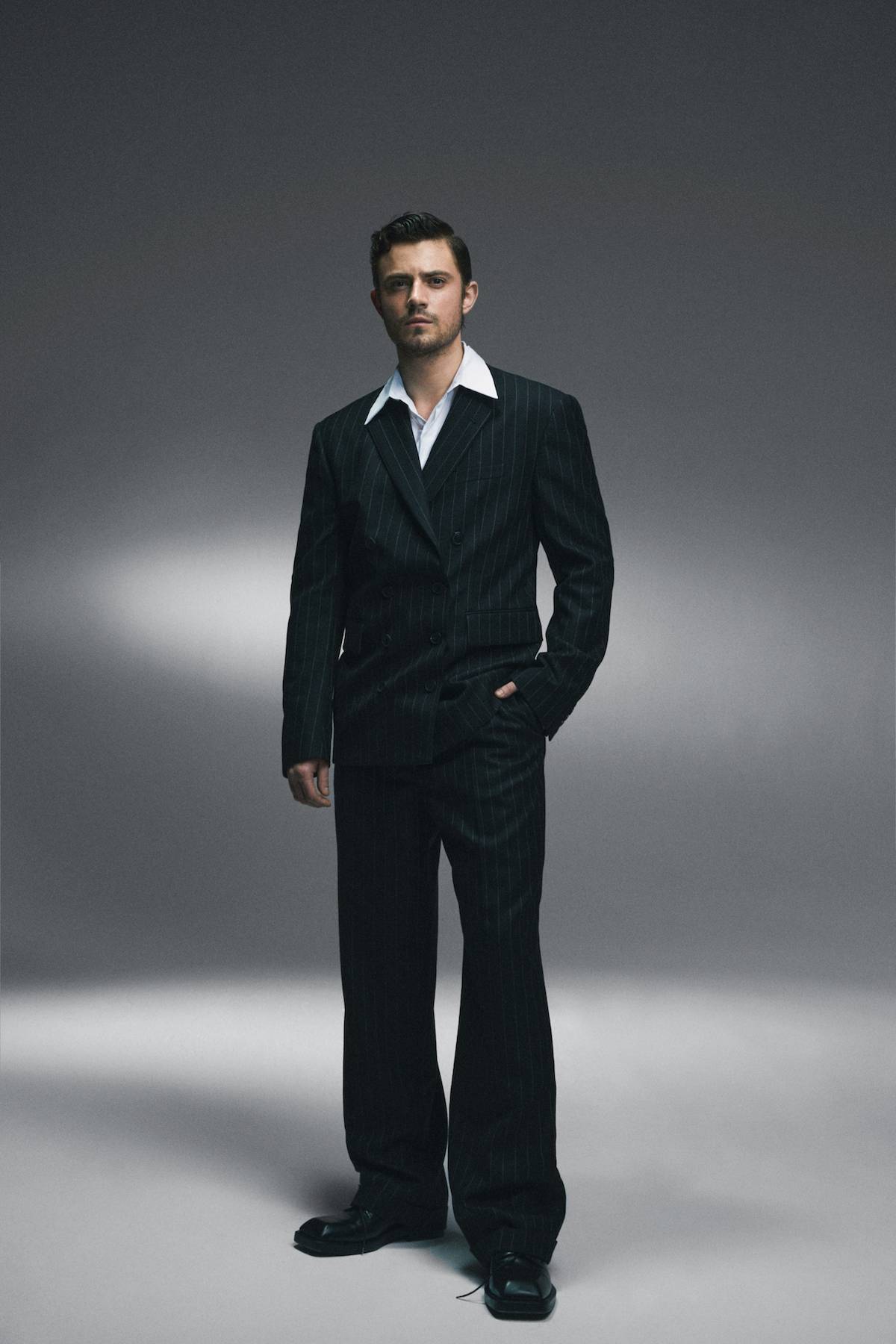 Marynarka i spodnie DRIES VAN NOTEN/VITKAC.COM, Koszula ALEXANDER MCQUEEN/VITKAC.COM, Krawat LANVIN/VITKAC.COM, Buty VERSACE
(Fot. Yan Wasiuchnik; Styl. Kacper Kujawa)