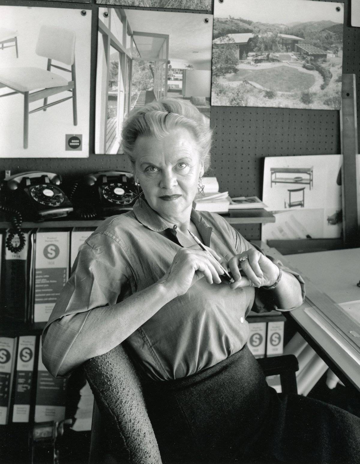 Greta Magnusson-Grossman w studiu na Claircrest Drive, 1959. fot. Julius Shulman, Estate of Greta Magnusson Grossman; J. Paul Getty Trust. Getty Research Institute, Los Angeles